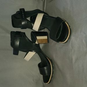 Sorel Sandals sz 8.5 Ankle strap Leather Black and Tan